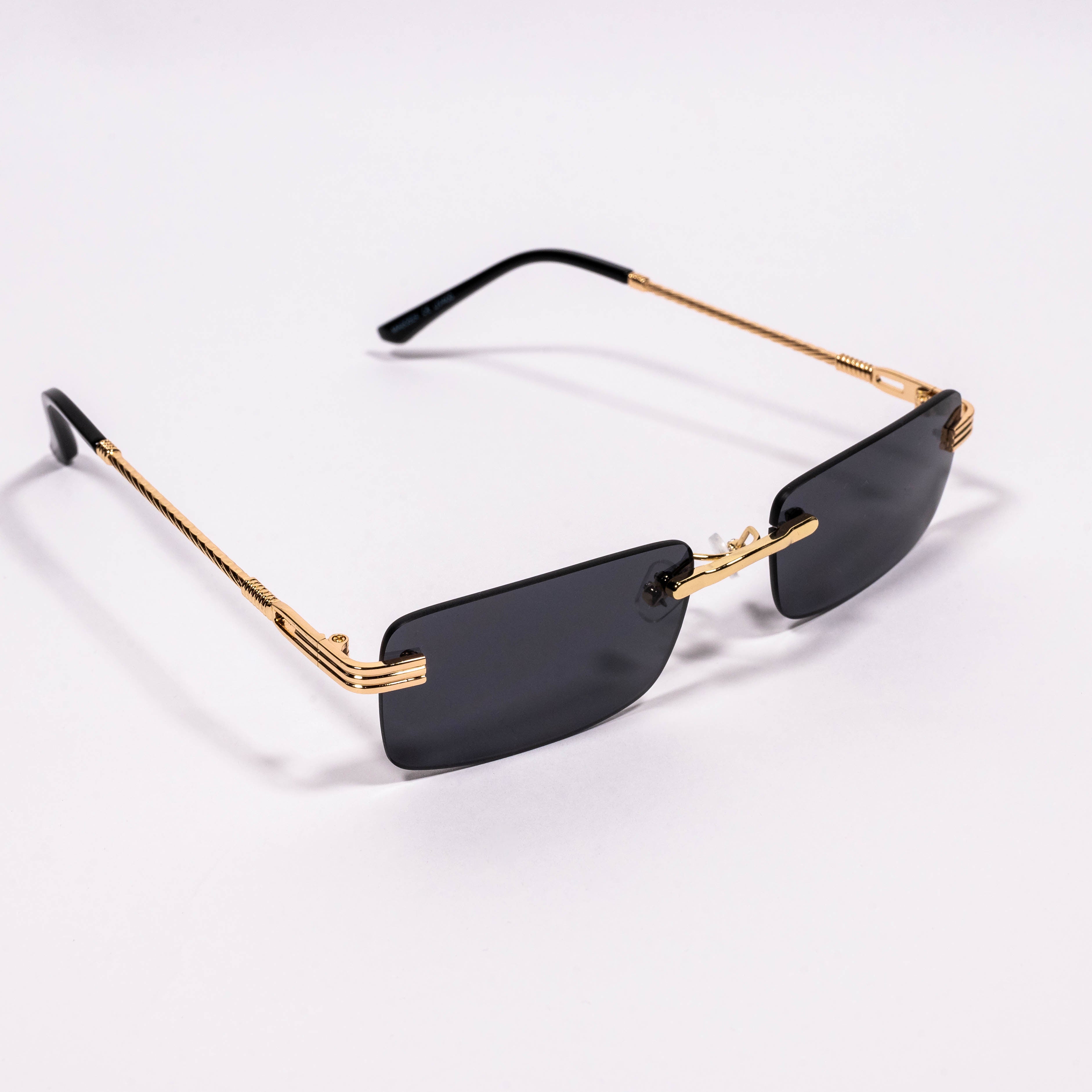 "Golden-black Retro Sonnenbrille von Leon Absolute – klassisch & elegant"

"Unisex Sonnenbrille im Retro-Stil – schwarzes Glas mit goldfarbenem Metallrahmen"

"Absolute Retro Sonnenbrille mit UV400-Schutz – schwarzes Glas, goldenes Gestell"

"Hochwertige Sonnenbrille im 90s Style – goldene Bügel & dunkle Gläser"