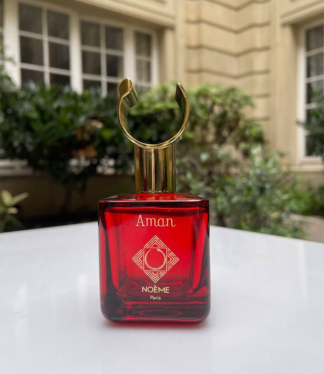 "Noème Aman 100 ml – exklusiver Duft mit würzig-fruchtigem Auftakt, cremigem Blütenherz und warmer, holzig-süßer Basis – ideal für Liebhaber luxuriöser Orientdüfte."

"Aman Eau de Parfum von Noème – mystisch, warm und elegant; Kombination aus Rosa Beeren, Rhabarber, Koriander, Gardenia, Cassis, Weihrauch, schwarzer Vanille und Sandelholz."