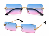 Leon Absolute Retro Sonnenbrille Blau Pink kaufen – auffällige randlose Luxus Sonnenbrille mit blau pinken Verlaufsgläsern, goldenen Metallbügeln und exklusivem Designer Look. Moderne Vintage Sonnenbrille für Herren und Damen mit UV400 Schutz und hochwertiger Verarbeitung. Perfekte Fashion Sonnenbrille für Sommer, Festivals, Urlaub, TikTok Trends und luxuriöse Streetwear Styles.