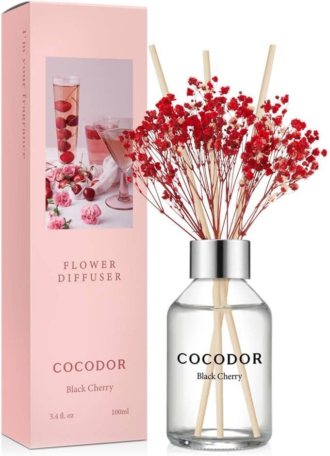 Cocodor Diffuser Schwarze Kirsche 100 ml – intensiver, süßer Raumduft mit edlem Design und langanhaltendem Aroma

Cocodor Flower Diffuser – Schwarzkirschduft 100 ml mit elfenbeinfarbenen Stäbchen und echter Blume für luxuriöse Raumdekoration

Cocodor Raumduft Black Cherry – 100 ml Diffuser mit fruchtiger Tiefe und eleganter floraler Note