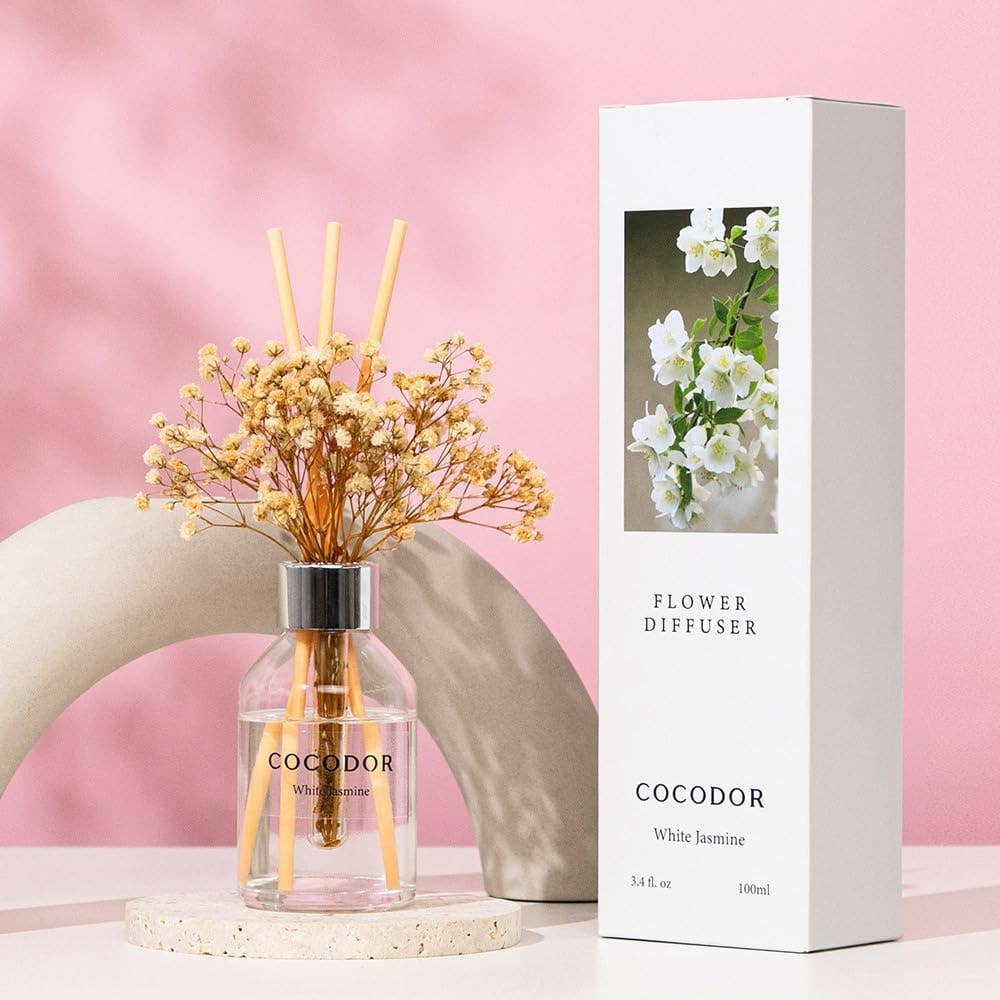 Cocodor Flower Diffuser White Jasmine 100 ml – eleganter Raumduft mit echter konservierter Blume und elfenbeinfarbenen Stäbchen

Luxuriöser Cocodor Flower Diffuser – Weißer Jasmin 100 ml für sanften, floralen Raumduft und stilvolle Dekoration

Cocodor Raumduft White Jasmine – 100 ml Diffuser mit echter Blume, süß-blumigem Aroma und beruhigender Frische