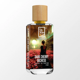 Sprühkopf und Flakon von The Dua Brand Dark Cherry Duchess – intensives Extrait de Parfum mit Kirsche, Marzipan und pudriger Iris, elegant und langanhaltend
