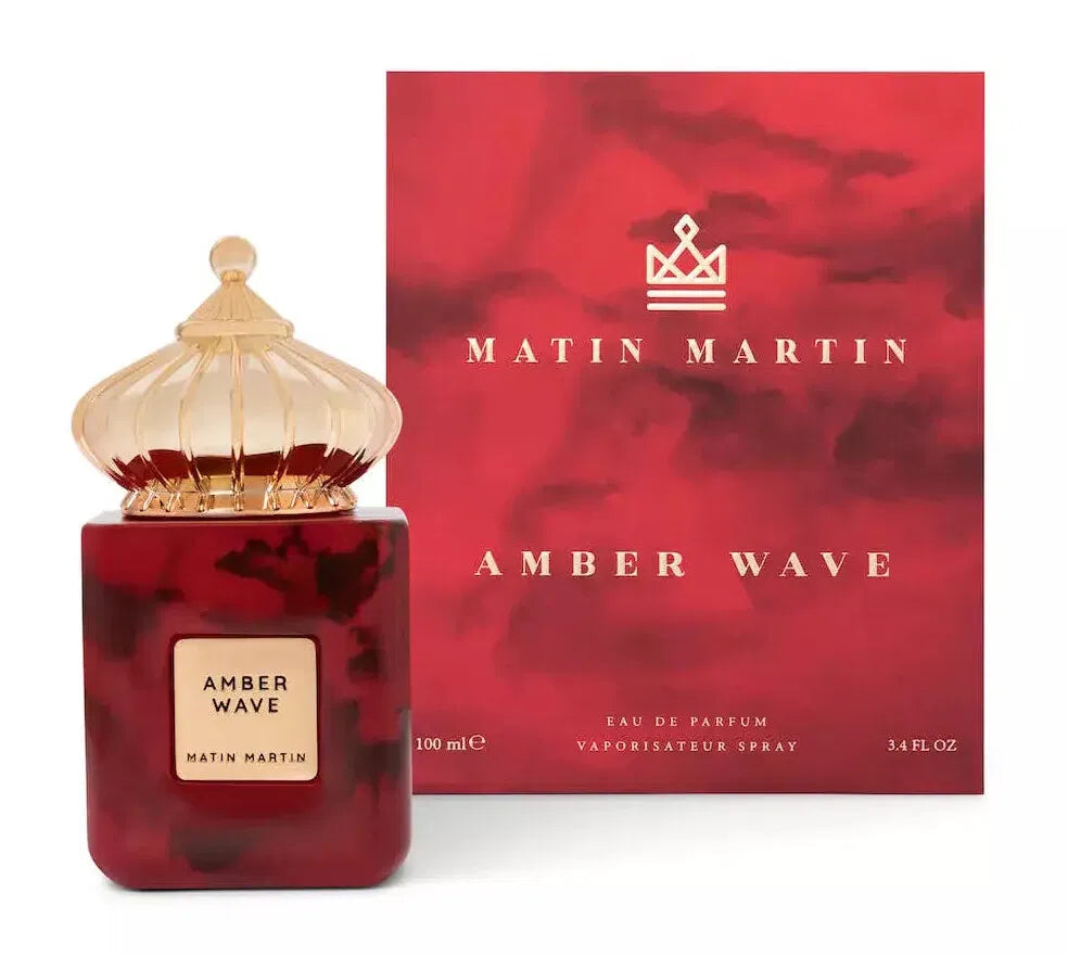 „Matin Martin Amer Wave 100 ml als luxuriöser, moderner Unisex-Duft in stimmungsvoller Lifestyle-Szenerie – süß-würzige Komposition aus Orange, Safran, Jasmin, Wildleder, Zucker, Amber, Ambroxan und Leder. Ideal für Abend, Events und Signature-Duftträger.“