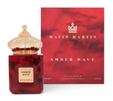 „Matin Martin Amer Wave 100 ml als luxuriöser, moderner Unisex-Duft in stimmungsvoller Lifestyle-Szenerie – süß-würzige Komposition aus Orange, Safran, Jasmin, Wildleder, Zucker, Amber, Ambroxan und Leder. Ideal für Abend, Events und Signature-Duftträger.“