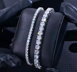 „Luxuriöses silbernes Edelstahl Tennis Iced Out Bracelet in 5mm Breite, perfekt für moderne Männer und Frauen.“
„Hochwertige Edelstahl Tennis Iced Out Bracelets in 3mm und 5mm Breite, mit glitzernden Steinen für zeitlosen Glamour.“

Falls du Anpassungen oder längere V