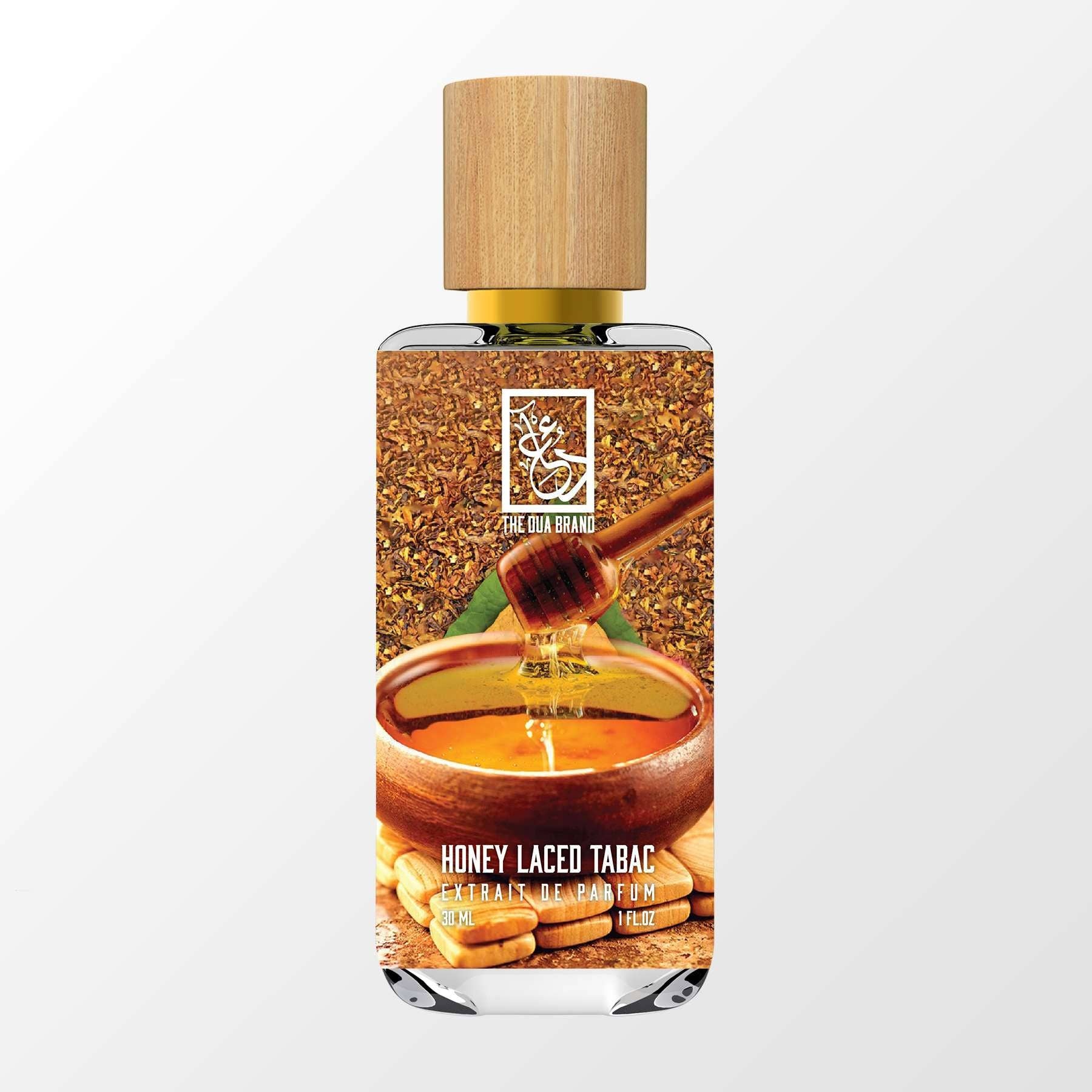 Schon beim ersten Sprühen entfaltet sich ein goldener Schleier aus cremigem weißem Honig, der wie flüssiger Bernstein über die Haut gleitet – süß, reich und betörend.
Im Herzen offenbart sich Tabak, rauchig und sinnlich, durchzogen von feinen Gewürzen und einer balsamischen Wärme, die sofort fesselt.
Die Basis aus Vanille und Amber sorgt für Tiefe, Eleganz und eine samtige Süße, die lange auf der Haut nachklingt – ein Duft, der nicht nur duftet, sondern verführt.