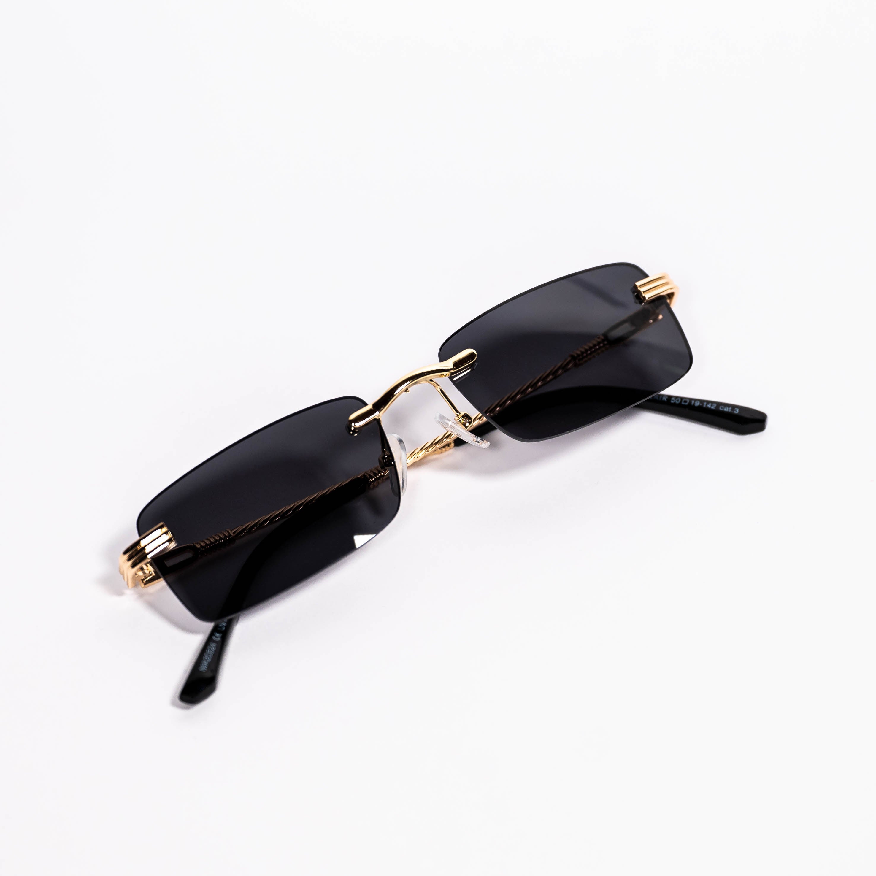 "Retro Sonnenbrille mit schwarzem Glas und goldfarbenem Metallgestell – Vorderansicht"

"Stylische Absolute Retro Sonnenbrille – schwarze Gläser & goldenes Gestell – Seitenansicht"

"Luxuriöse Vintage-Sonnenbrille mit schwarzer Tönung und goldenem Rahmen – Damen & Herren"