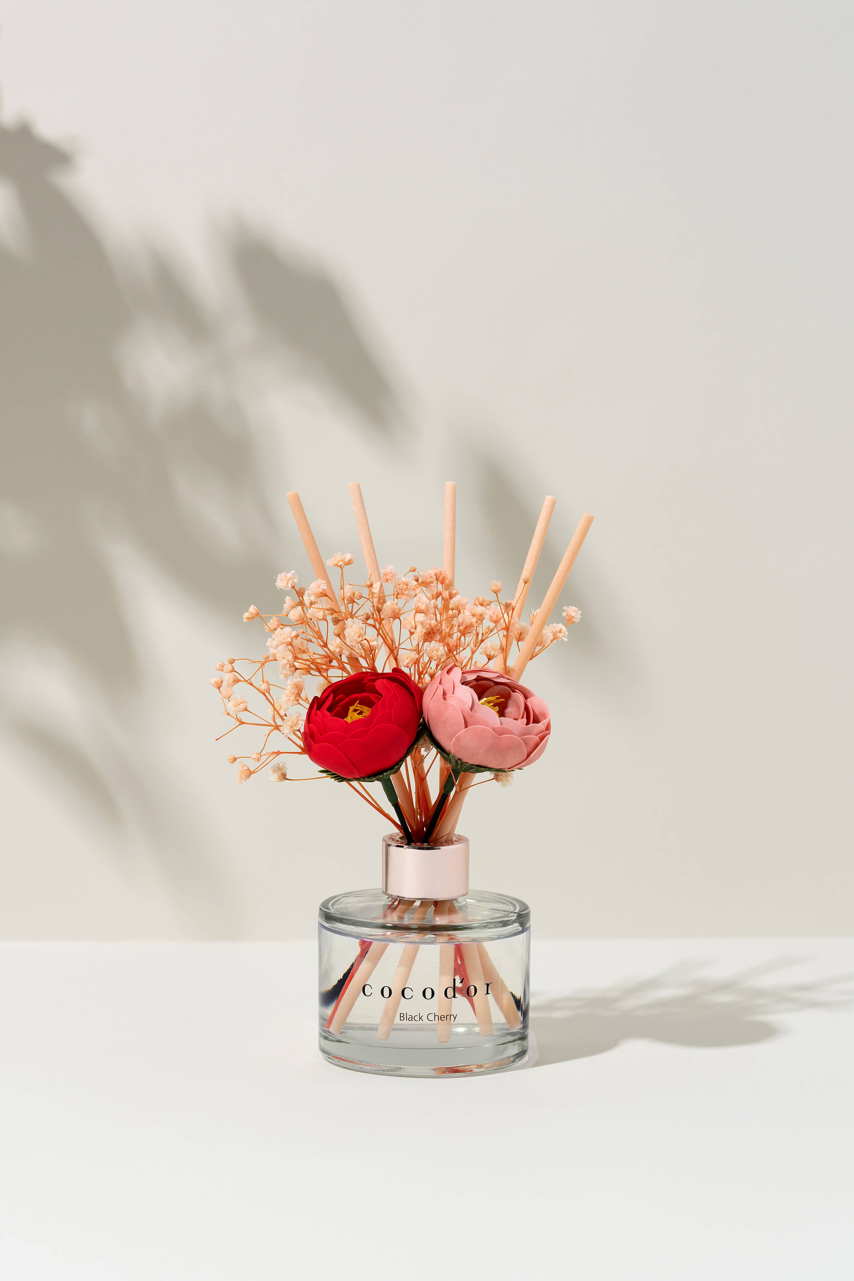 Cocodor Camelia Raumduftflasche – Schwarzkirsche 200 ml, stilvoller Diffuser mit Blüten-Dekor und edlem Duft

Aromatischer Cocodor Raumduft Schwarzkirsche – luxuriöse Duftstäbchen mit Kamelien- und Schleierkrautblüten

Wohnaccessoire Cocodor Diffuser – Schwarzkirsche Duft 200 ml, dekorativ und edel für Duftliebhaber