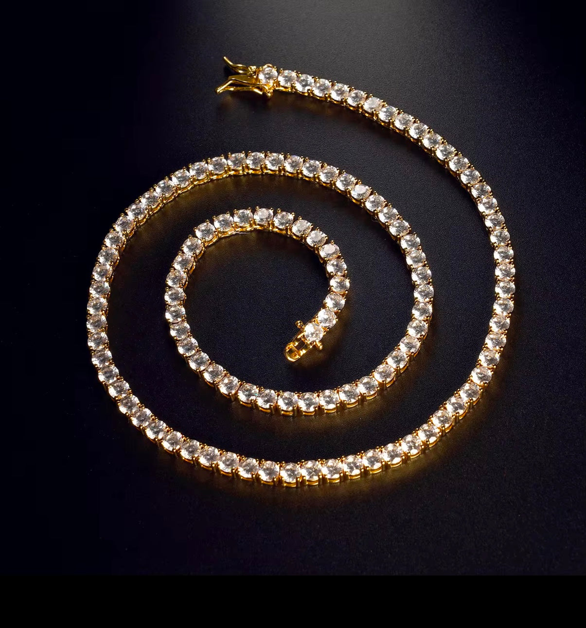 "Goldene Iced Out Tennis Kette aus Edelstahl – Stilvolles Accessoire mit funkelnden Steinen, ideal für Männer und Frauen, die luxuriöse Schmucktrends lieben."

"Hochwertige Tennis Kette Iced Out in Gold – Robuster Edelstahl mit glänzenden Zirkonia-Steinen, ideal für modische und elegante Outfits. Perfekt für den Alltag oder besondere Events."