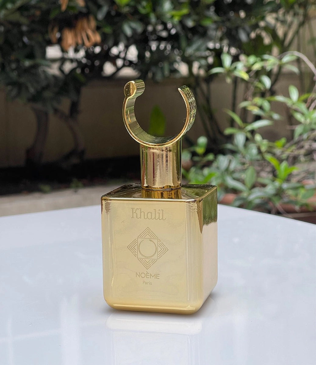 "Noème Paris Khalil Parfum – intensiv, warm, einladend; süße Karamellnoten vereint mit würzigem Kardamom, edlem Holz und Amberakkorden – langanhaltender Unisex-Duft."

"Khalil Noème – 100ml Unisex-Parfum mit eleganter Duftstruktur aus weißen Hölzern, Tonkabohne, Patchouli, Vetiver, Ambroxan und Iris – ideal für Fans warmer Gourmand-Holz-Düfte."