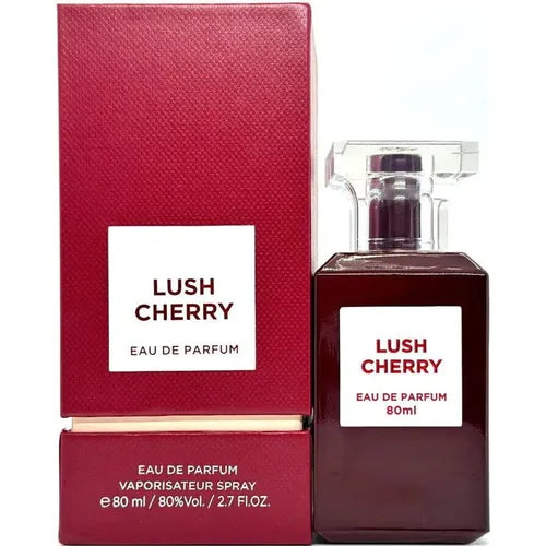 Lush Cherry Flakon – luxuriöses Eau de Parfum mit warmen Noten aus Perubalsam, Vetiver und Zedernholz – exklusiver Kirschduft für Männer und Frauen

Fragrance World Lush Cherry – orientalisch-fruchtiger Duft mit Kirsche, Bittermandel und Moschusnoten – elegantes Parfum für sinnliche Auftritte

Nahaufnahme Flakon Lush Cherry 80 ml – süß-warmes Parfum mit Kirschlikör und floraler Herznote aus Rose und Jasmin – perfekte Duftwahl für Abend und Date Night
