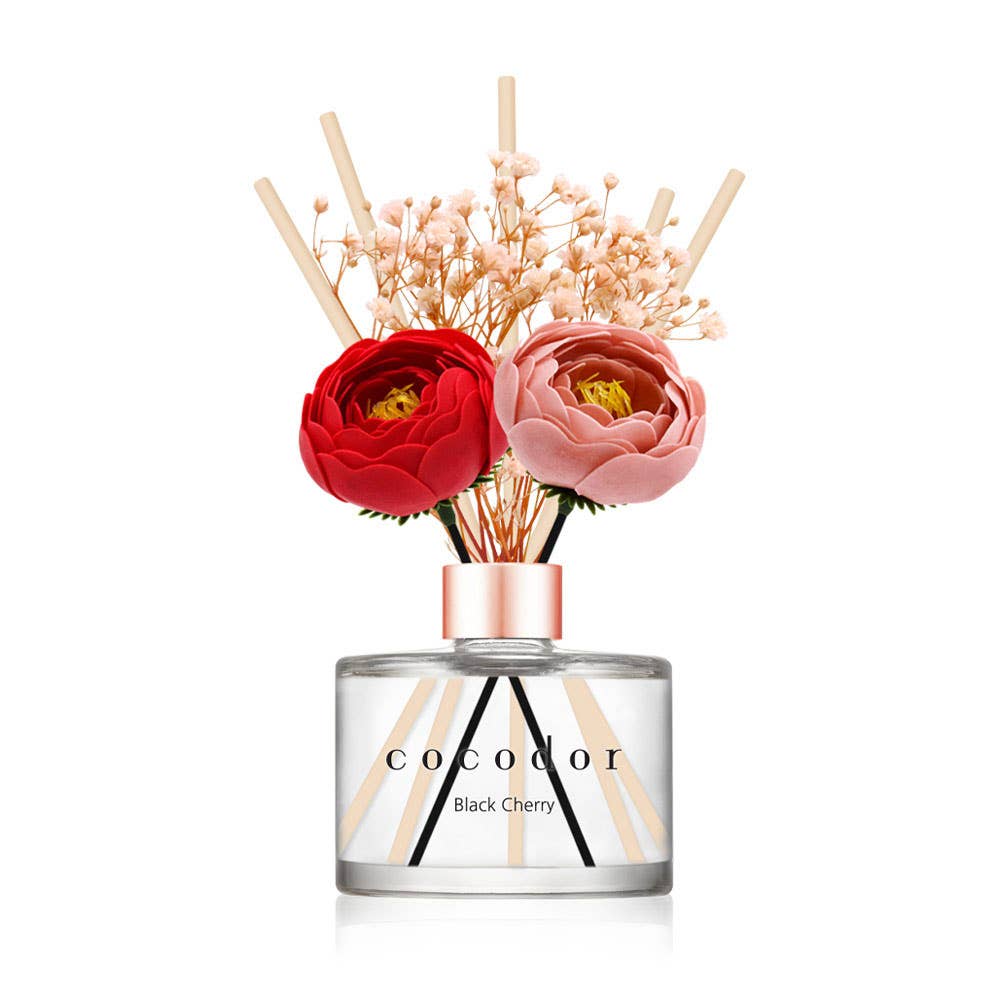 Camelia Edition Schwarzkirsche mit elfenbeinfarbenen Reed-Sticks und Schleierkrautblüten

Hochwertiger Cocodor Diffuser – Schwarzkirschduft 200 ml mit fruchtig-süßem Charakter und eleganter Glasflasche

Dekorativer Duftdiffuser Cocodor Camelia – intensiver Schwarzkirschduft für elegante Raumgestaltung und Wohlfühlatmosphäre

Cocodor Schwarzkirsche Raumduft – Duftstäbchen Diffuser 200 ml mit Kamelienblüten für luxuriöse Raumakzente