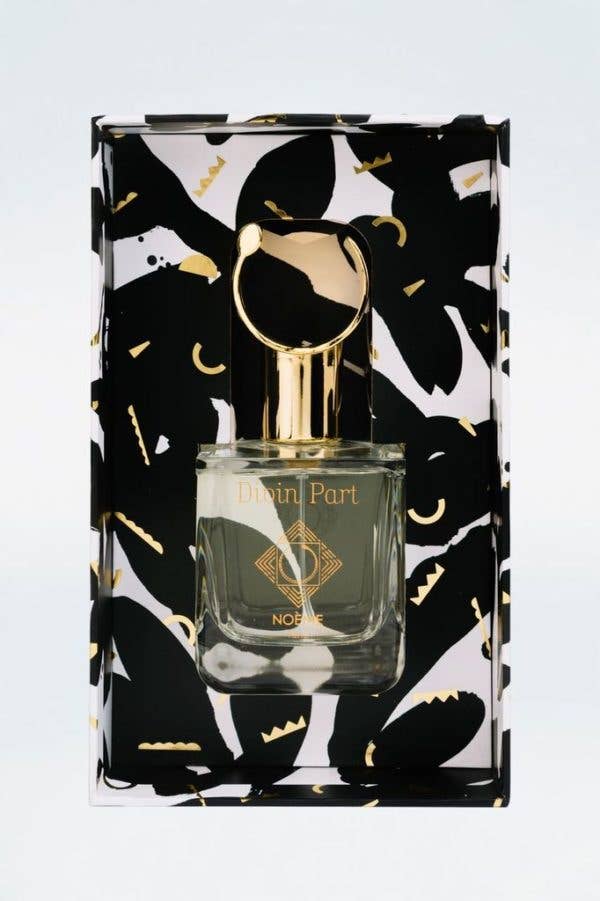 "Divin Noème Paris – himmlischer, reiner Duft mit puderweicher Iris, blumigen Akkorden und sinnlichem weißen Moschus – eleganter 100 ml Nischenduft."

"Noème Paris Divin – zarter, hautnaher Duft mit iris-pudriger Wärme, Ylang-Ylang Süße und sauberem Moschus – 100 ml Eau de Parfum."