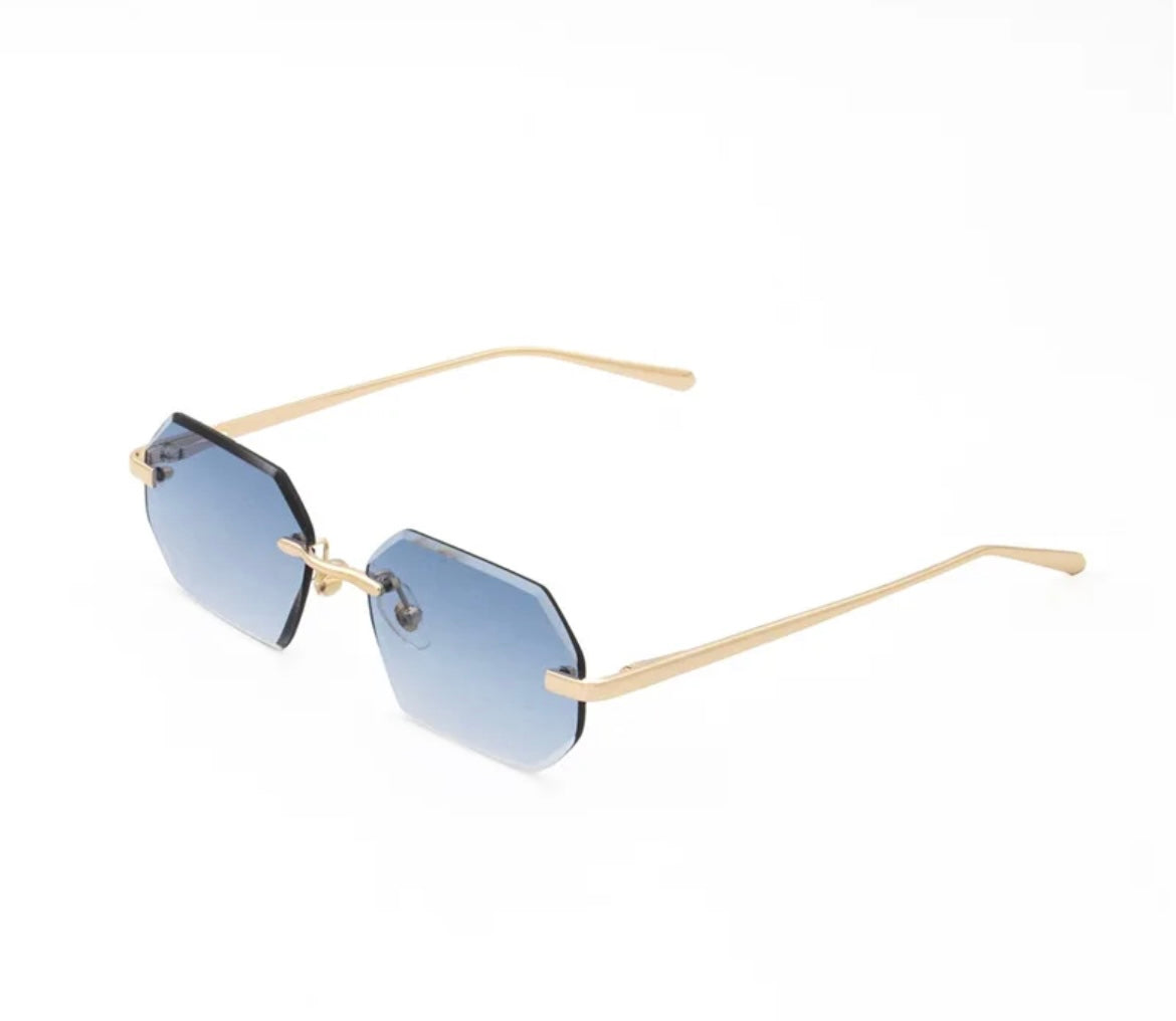 3.	Bild von einer Oversize Retrosonnenbrille:
	•	“Oversize Retrosonnenbrille mit dicken, schwarzen Rahmen und grauen Gläsern.”
	4.	Bild von einer Sonnenbrille im 70er Jahre Stil:
	•	“Retrosonnenbrille im 70er Jahre Stil mit braunen Verlaufsgläsern und breitem Rahmen.”
	5.	Bild von einer Vintage-Sonnenbrille für Damen:
	•	“Damen Retrosonnenbrille mit floralem Muster und grünen Gläsern.”
