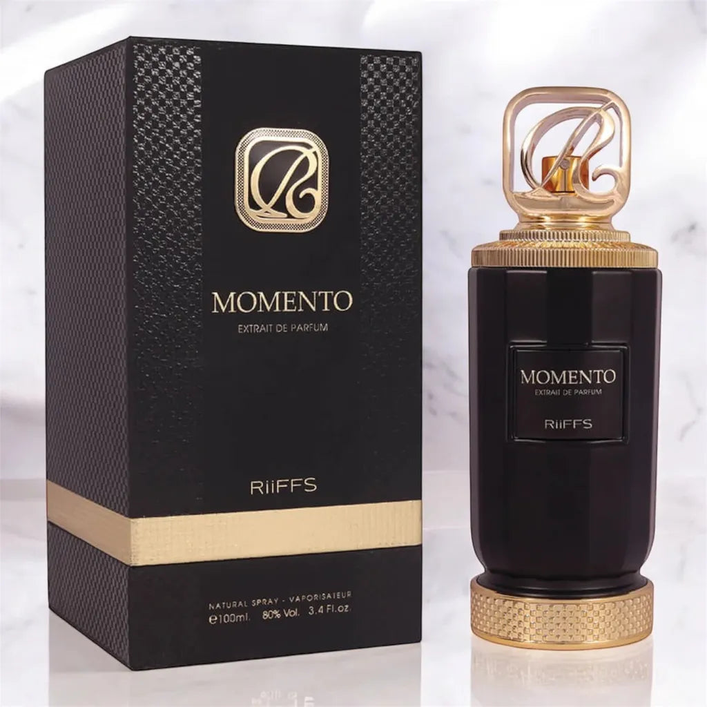 Riffs Momento Parfum – edler Extrait de Parfum Flakon mit dunklem, reflektierendem Glas und silbernem Verschluss. Langanhaltender Duft mit Oud, Vanille, Moschus und Rauchnoten. Perfekt für Abend, Winter und besondere Anlässe.