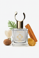 „Noéme Abysse Duftpyramide – Kopfnote Davana, Muskatnuss, Timbersilk; Herznote Alpenveilchen, Weißdorn, Zeder; Basisnote Moschus, Patschuli, Sandelholz – exklusiver holzig-salziger Signature-Duft.“