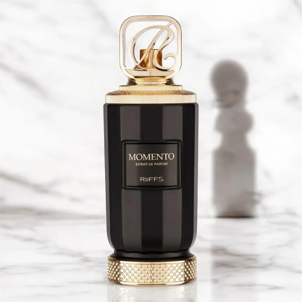 Riffs Momento Duftnoten – würzige Kopfnoten mit Harzen und süßen Akzenten, holziges Herz aus Amber und Patchouli, Basis aus Moschus, Oud, Vanille und Rauch. Orientalisch, intensiv, sinnlich.