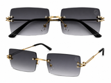 Leon Absolute Retro Sonnenbrille in Schwarz kaufen – hochwertige randlose Designer Sonnenbrille für Herren und Damen mit luxuriösem Vintage Look, schwarzen Verlaufsgläsern, goldenen Metallbügeln und modernem Retro Stil. Elegante Fashion Sonnenbrille mit UV400 Schutz für Sommer, Urlaub, Streetwear und Old Money Outfits. Exklusive rechteckige Luxus Sonnenbrille mit stilvollem Löwen Logo und hochwertiger Verarbeitung.