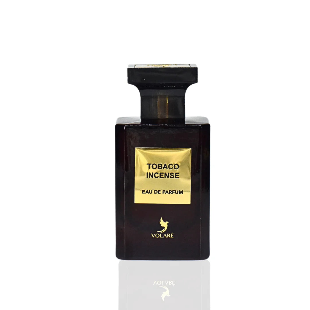 Volare Tabaco Incense Eau de Parfum 100 ml – luxuriöser Unisex-Duft mit Noten von Vanille, Tabak, Kakao, Ingwer, Tonkabohne und warmen Harzen. Orientalisch-süß, würzig und rauchig zugleich. Das Parfum verströmt Tiefe, Eleganz und verführerische Wärme – ideal für Abendmomente, kühle Tage und alle, die Präsenz mit Stil verbinden. Hochkonzentrierte Duftkomposition mit starker Haltbarkeit und sinnlichem Charakter.