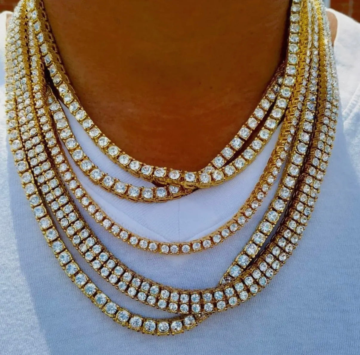 Luxuriöse Tennis Kette Iced Out in Gold – Hochwertiger Edelstahl mit funkelnden Zirkonia-Steinen, perfekt für Herren und Damen. Stilvolles Schmuckstück für Streetwear, Hip-Hop und elegante Outfits. Jetzt online kaufen!"