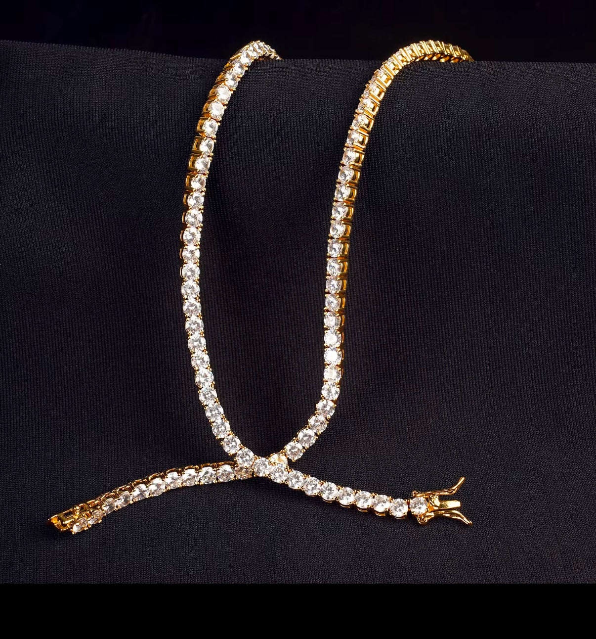 
"Tennis Kette Iced Out in Gold – Premium-Schmuck aus Edelstahl mit Zirkonia, perfekt für Hip-Hop-Looks, Streetwear und besondere Anlässe. Exklusiv online erhältlich."