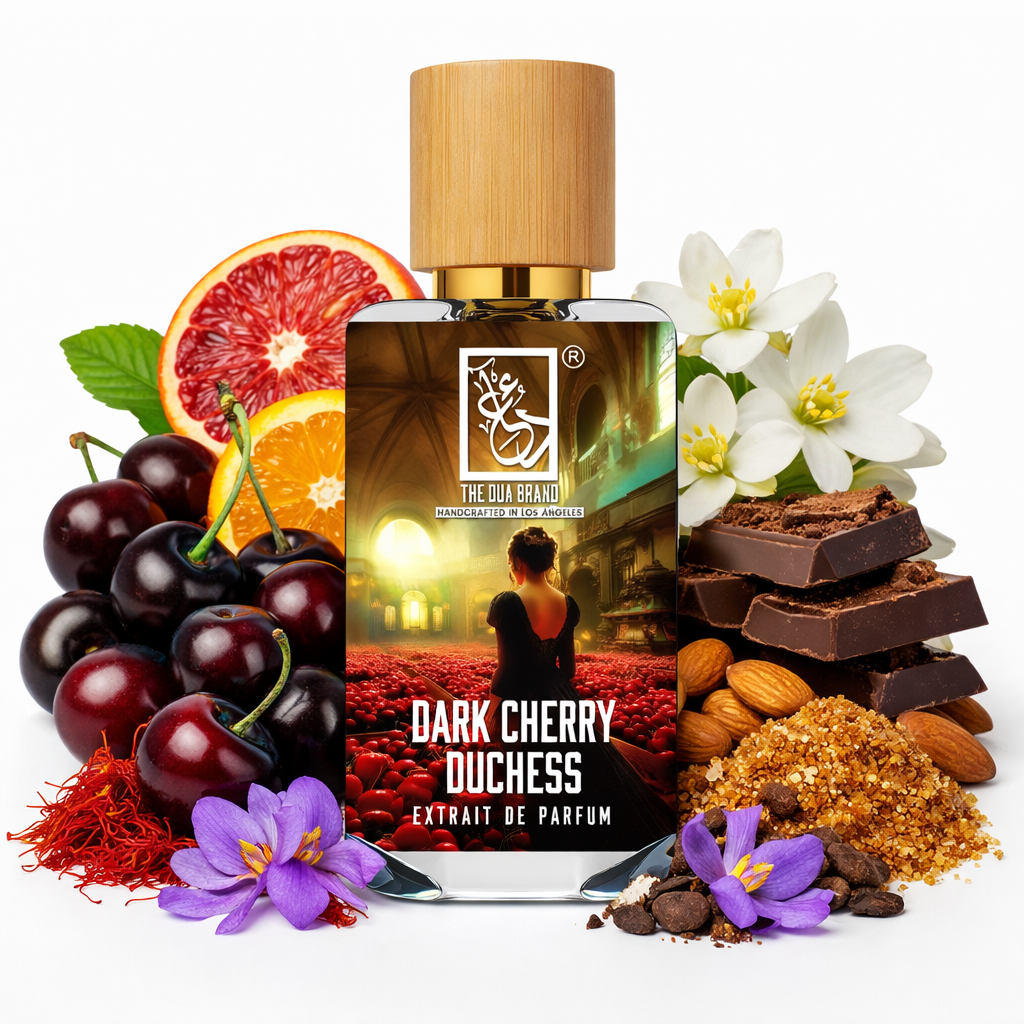 Nahaufnahme vom Dark Cherry Duchess Parfumflakon von The Dua Brand – dunkle Schwarzkirsche trifft auf Mandel, Kakao und Jasmin für einen süß-eleganten Nischenduft
