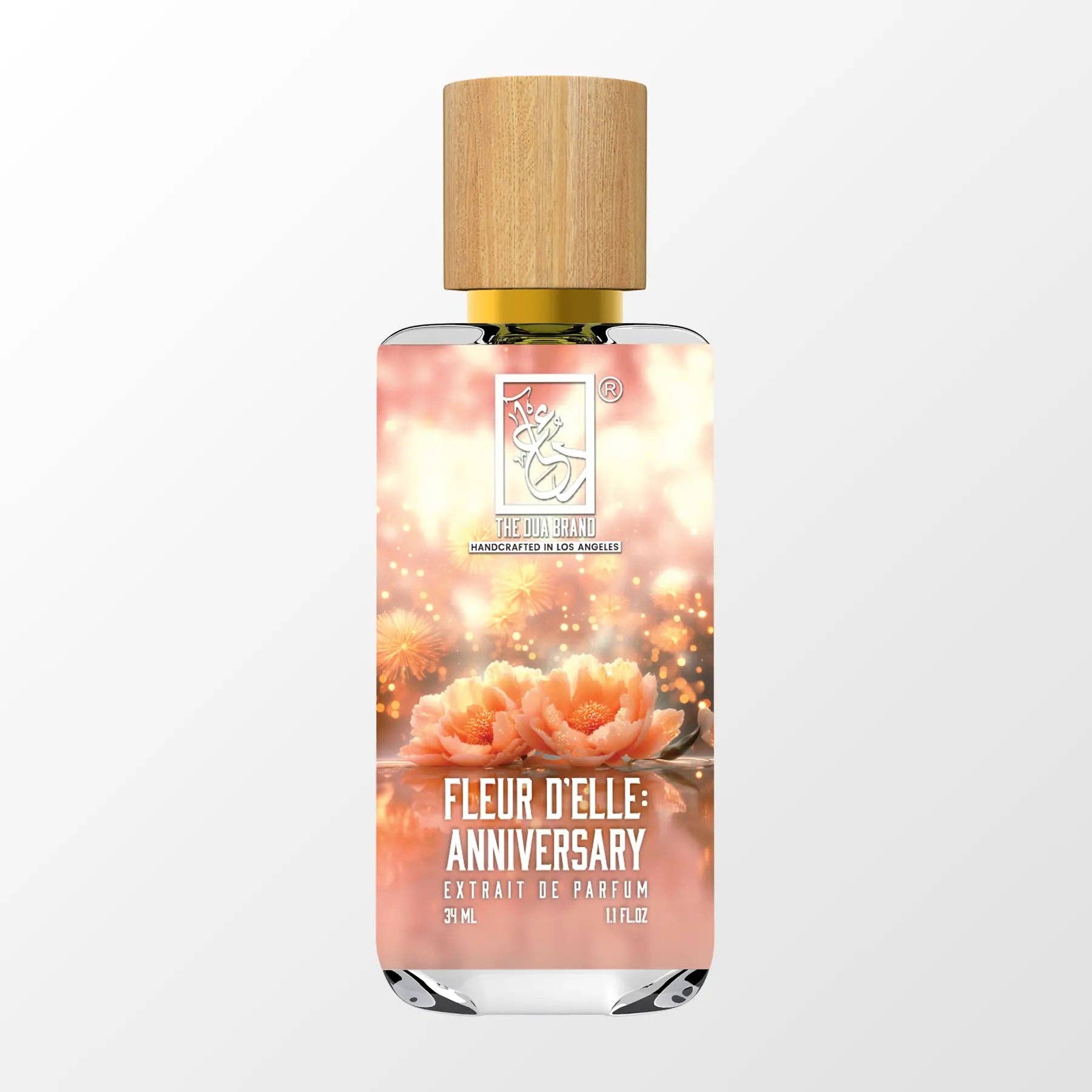 
Fleur d’Elle: Anniversary ist inspiriert von dem strahlenden und luxuriösen Elle Anniversary von Xerjoff. Dieser Duft ist geschaffen, um Schönheit, Anmut und den zeitlosen Charme der Weiblichkeit zu ehren. Entworfen als Hommage an besondere Momente und unvergessliche Feiern, fühlt es sich an, als würde man in sein atemberaubendstes Kleid schlüpfen und in einen Raum gehen, in dem alle Blicke auf einen gerichtet sind. Der Auftakt ist hell und saftig. Bergamotte, Grüner Apfel, Rote Früchte und Litschi schaffe