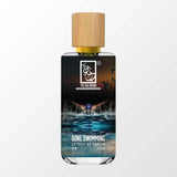 Nahaufnahme des The Dua Brand Gone Swimming Extrait de Parfum Flakons – luxuriöser Aquatikduft mit sauberem Moschus, Amber und langanhaltender Frische.