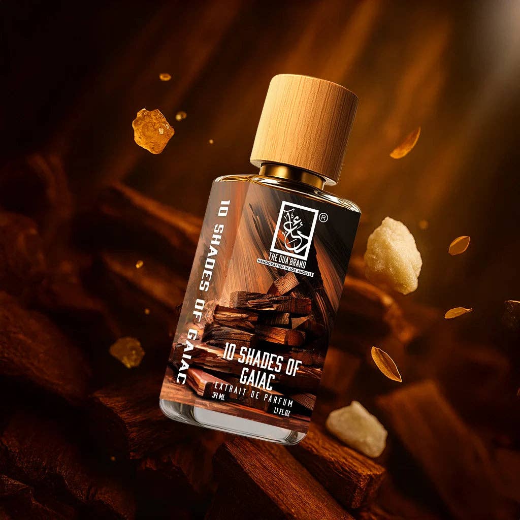 Detailaufnahme des The Dua Brand 10 Shades of Gaiac Extrait de Parfum – eleganter Unisex-Duft mit Gaiac-Holz, Olibanum, Moschus und Zedernholz für Liebhaber hochwertiger Holzdüfte.