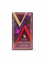 Volare Esta Fleur Eau de Parfum 100 ml – fruchtig-floraler Damenduft mit Ananas und Jasmin

Volare Esta Fleur Parfumflakon – eleganter Duft mit Bergamotte, Iris und Vanille

Esta Fleur von Volare – floraler Duft mit fruchtigem Auftakt und warmer Basis