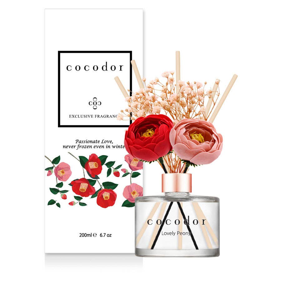 Cocodor Camelia Diffuser Duftflakon – dekorativer Raumduft mit Kamelienblüten

Cocodor Lovely Peony Raumduft kaufen – sanfte Pfingstrose trifft auf weißen Moschus

Cocodor Camelia Diffuser 200 ml kaufen – luxuriöser Reed Diffuser mit Blumenaroma