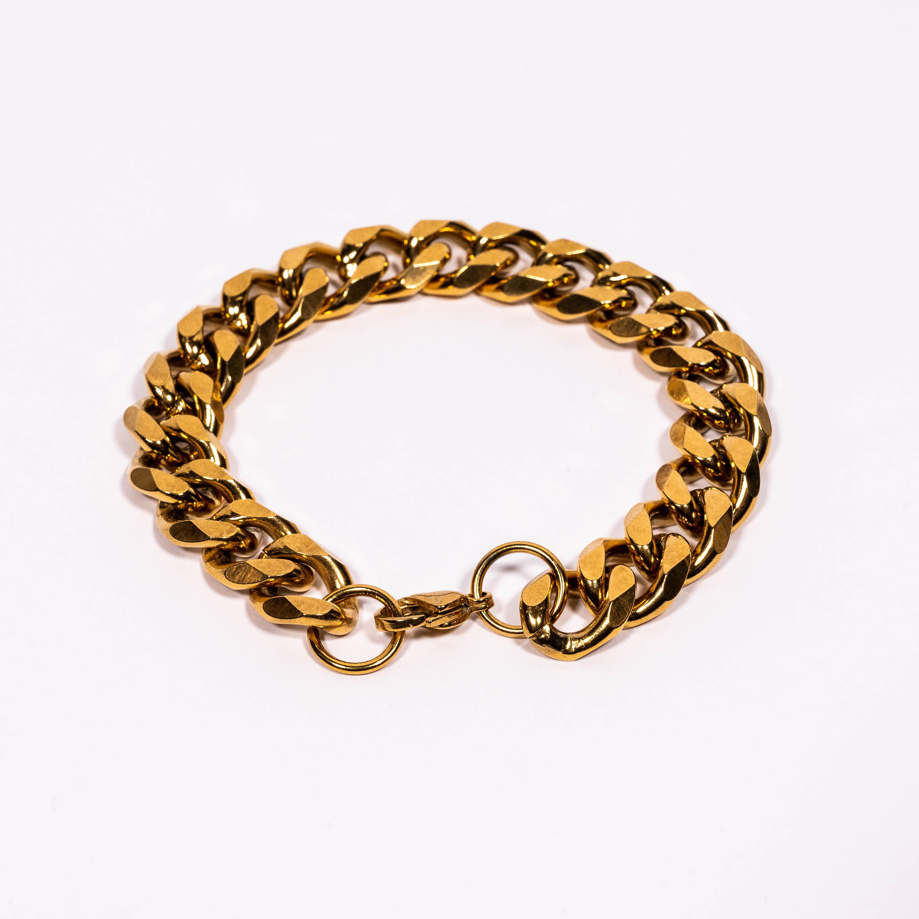 "Goldene Cuban Link Chain und Armband Kombination: Ein Blickfang mit zeitlosem Charme" "Cuban Link Chain und Armband Set in Gold: Exquisite Handwerkskunst für den anspruchsvollen Träger" "Goldene Cuban Link Chain mit Armband: Ein unverzichtbares Accessoire für Ihren Schmuckkoffer"