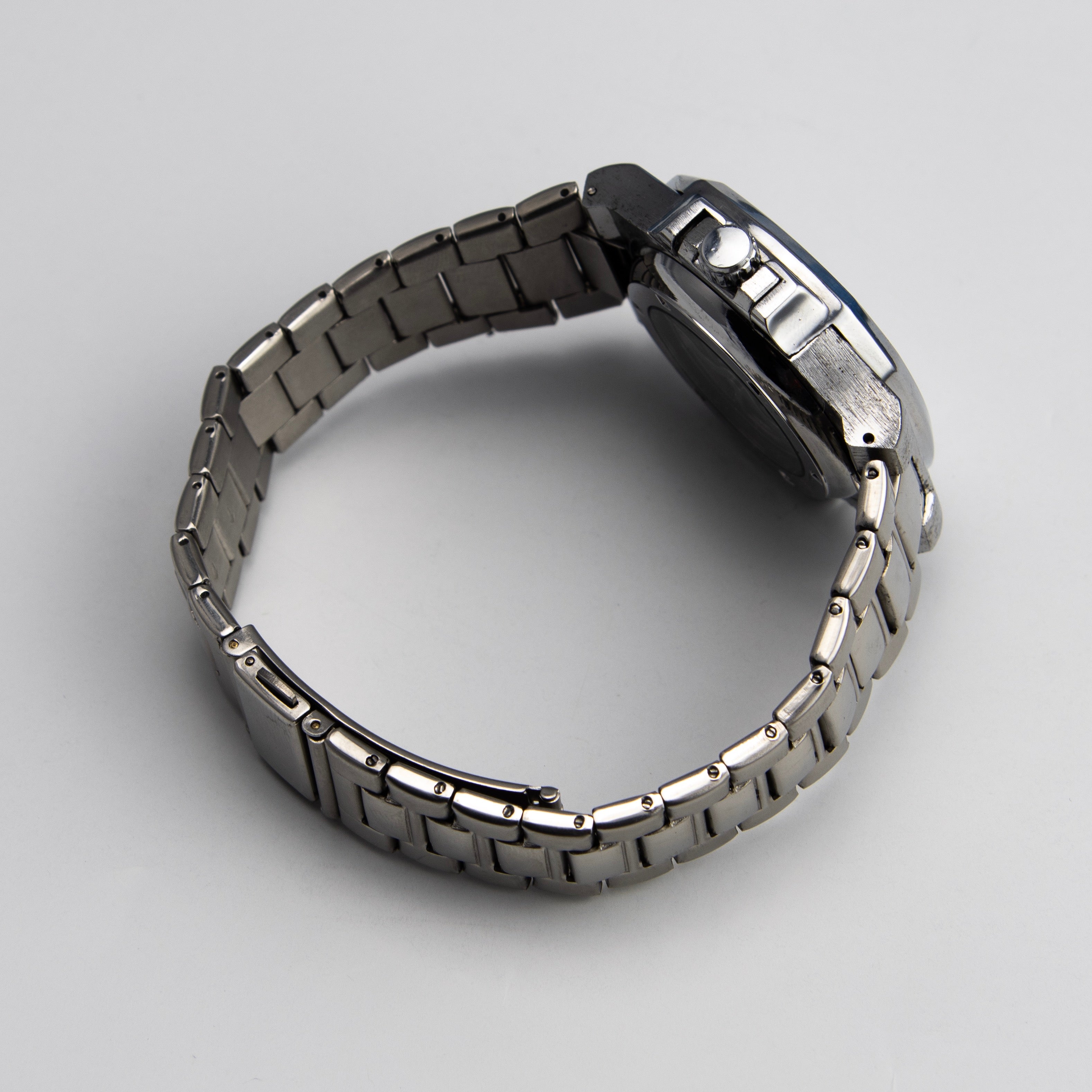 elegant. Elegante Sportuhr: Horizontales geprägtes blaues Zifferblatt, mit weißen Zeigern und Stundenmarkierungen schweben über den Tiefe. Mit der abgerundeten, achteckigen Form ihrer Lünette, schlicht und sauber, aber weit von der Mode weg zu neigen, hatte diese innovative Uhr ein Gefühl