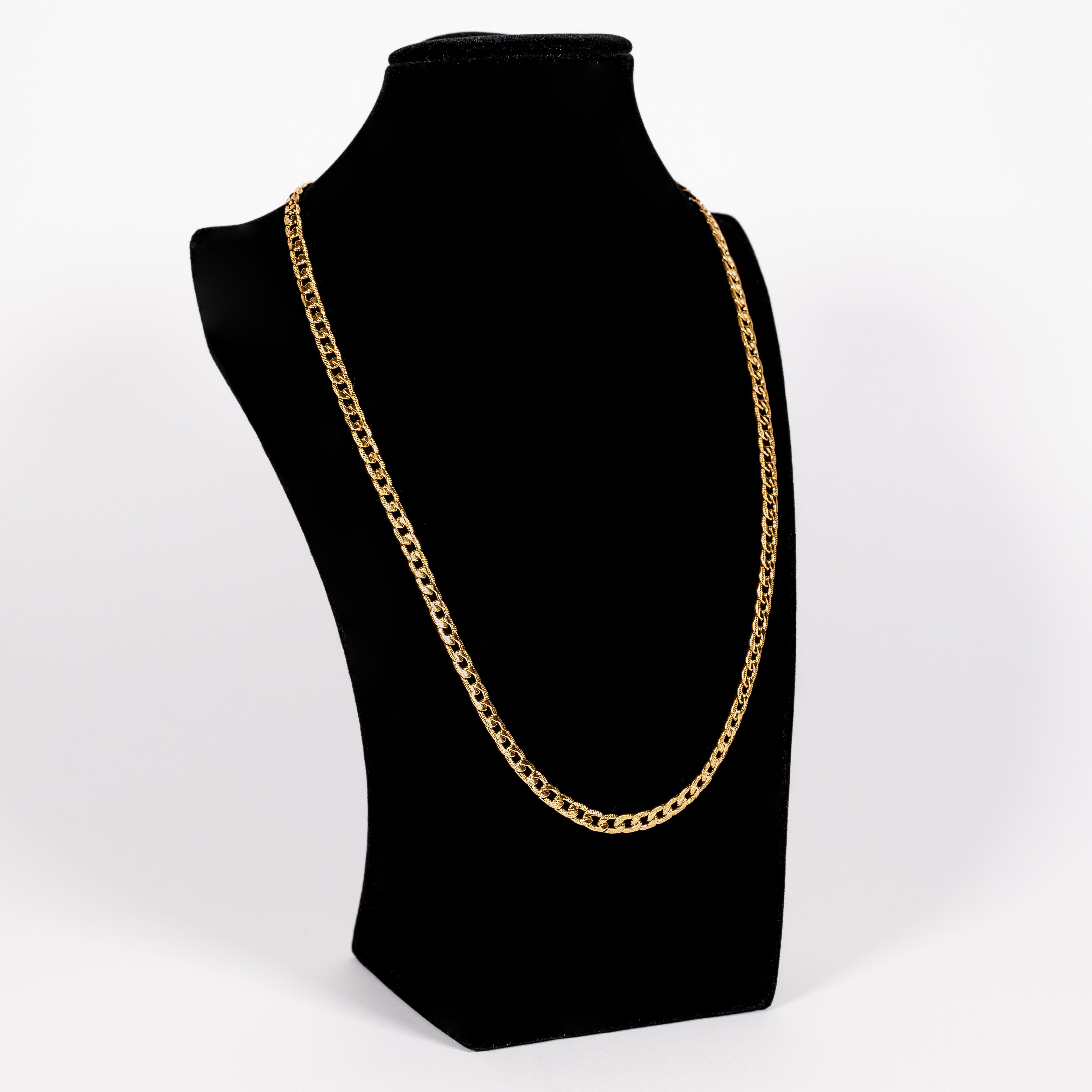 Kollektion: Ketten/ Chains  Länge: 54 cm   Gewicht: 22 Gram  Material: Edelstahl   Sofort versandfertig, Lieferfrist 2-5 Tage, Kette Damen Gold besteht aus hochwertigem Edelstahl, Stainless Steel und ist Nickelfrei und Wasserfest. Die Buchstaben sind aus Zirkonia 925er Sterling. Die Namenskette ist frei konfigurierbar. Die Kette hat 40cm und kann bis zu 5cm erweitert werden. Entscheide selbst, welche Buchstaben gewählt werden
