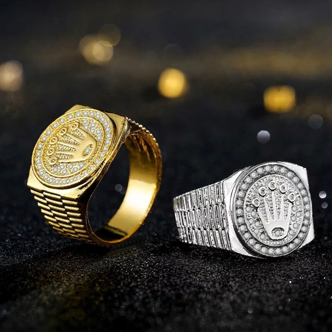【Edelstahlring】Unser Vintage Kronenring besteht aus Edelstahl, der robust und langlebig ist. Die Oberfläche des Rings ist glatt und hell, kratzfest und hat eine längere Lebensdauer. Er ist sehr angenehm zu tragen und der bevorzugte Ring für Männer und Frauen. 【Silber Gold Ring】Dieser Hip-Hop-Ring ist exquisit und stilvoll mit einem Kronenmotiv. "Edelstahl Rolex Ring in Goldoptik: Ein Statement der Raffinesse am Finger" "Goldener Rolex Ring aus hochwertigem Edelstahl: Brillanz für Ihr Handgelenk"