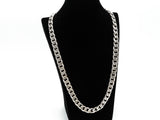 "Entdecken Sie unsere hochwertige silberne Cuban Link Kette - ein zeitloses Statement für stilbewusste Männer und Frauen." "Tauchen Sie ein in die Welt des Luxus mit unserer exquisiten silbernen Cuban Link Kette - perfekt für jeden Anlass und jeden Look." "Unsere silberne Cuban Link Kette vereint klassischen Stil mit moderner Eleganz und ist das perfekte Accessoire für einen anspruchsvollen Auftritt." "Verleihen Sie Ihrem Outfit einen Hauch von Glanz und Raffinesse