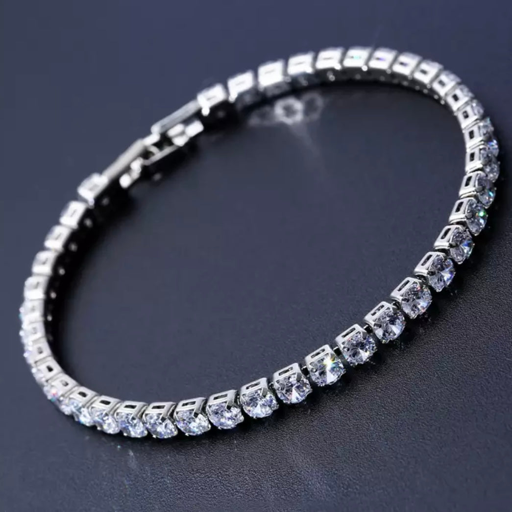 "Tennis Armband mit Kristallverzierungen: Zeitlose Eleganz für moderne Fashionistas" "Iced Out Tennis Armband: Ein Hauch von Luxus für jeden Anlass" "Diamantbesetztes Tennis Armband: Ein Blickfang für anspruchsvolle Geschmäcker" "Iced Out Tennis Armband: Funkelnde Akzente für ein unvergessliches Outfit" "Diamant Tennis Armband: Exquisite Handwerkskunst für den perfekten Glamour-Look"