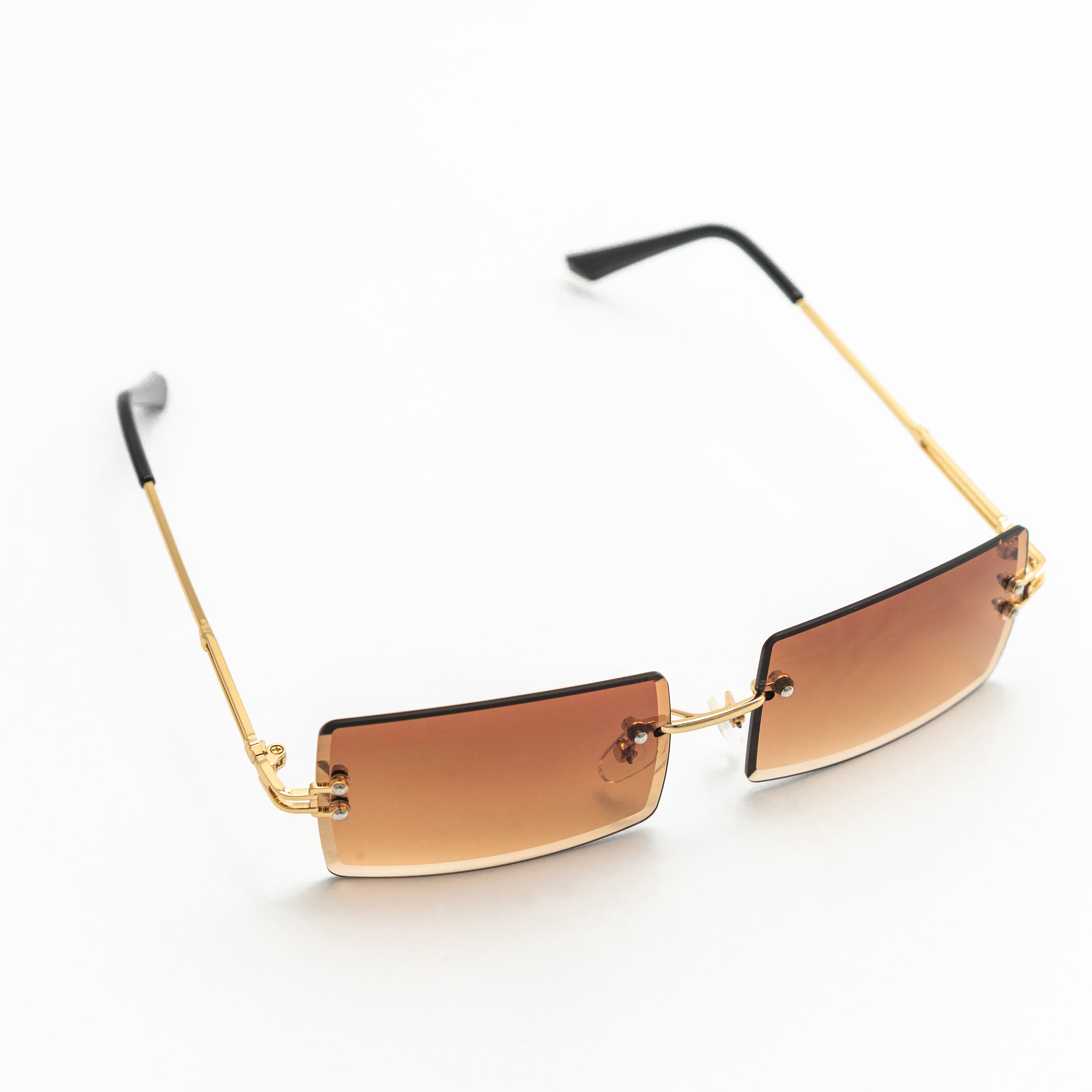 Retro-Sonnenbrille mit Katzenaugenrahmen und perlmuttfarbenen Akzenten - ein feminines Accessoire mit Vintage-Charme" "Schwarze Retro-Sonnenbrille mit quadratischem Rahmen und goldfarbenen Bügeln - ein zeitloses Stück für einen eleganten Look" "Runde Sonnenbrille im Retro-Stil mit blauen Gläsern und goldenem Metallrahmen - ein Hauch von Nostalgie für sonnige Tage"