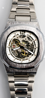 Pagani Design Herren-Armbanduhr: Das Edelstahlarmband hat gebürstete Seiten und eine polierte Mitte. Jeder Abschnitt des Riemens ist poliert, um den Verschleiß zu minimieren und eine bequeme Passform zu gewährleisten. Der faltbare Sicherheitsverschluss ist einfach zu bedienen und nicht leicht zu lösen.
