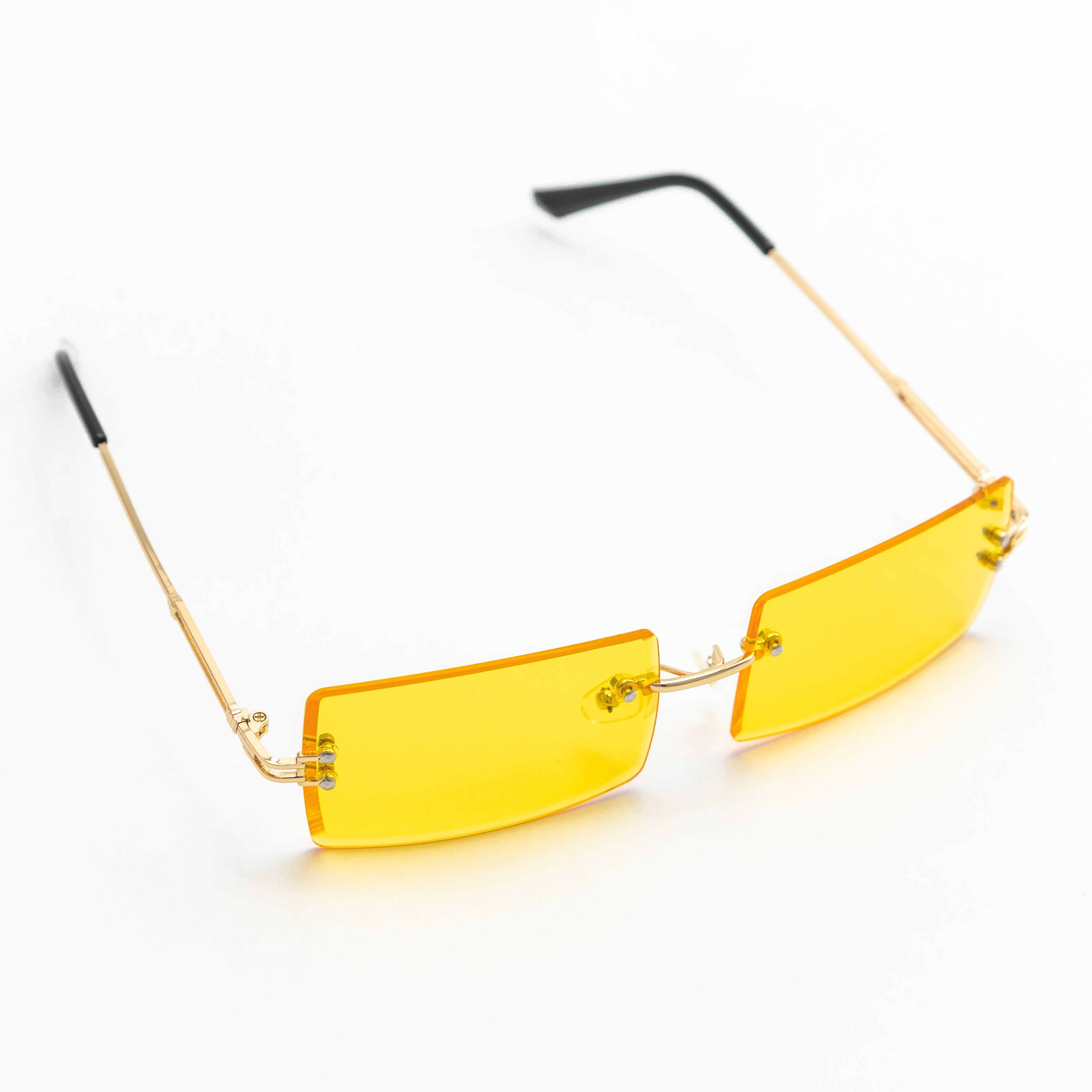 "Retro-Sonnenbrille mit buntem Rahmen und verspiegelten Gläsern in Regenbogenfarben - ein lebendiges Statement für Ihren Stil" "Braune Vintage-Sonnenbrille mit Holzoptik-Rahmen und grünen Gläsern - ein natürlicher Akzent für Ihre Sommergarderobe" "Retro-Sonnenbrille im Wayfarer-Stil mit schwarzen Gläsern und tortoisefarbenem Rahmen - ein zeitloser Klassiker für einen lässigen Look"