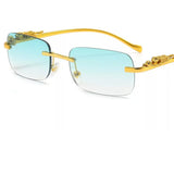 "Retro Panter Sonnenbrille in Schwarz - ein zeitloser Klassiker für stilvolle Sonnentage" "Panter Sonnenbrille im Vintage-Stil in Braun - ein Hauch von Nostalgie für Ihren Look" "Rote retro Panter Sonnenbrille - ein lebendiger Farbtupfer für sonnige Tage" "Panter Sonnenbrille in Blau - ein cooler Retro-Look für den modernen Abenteurer" "Gelbe retro Panter Sonnenbrille - strahlender Sonnenschein für Ihr Outfit" "Grüne Panter Sonnenbrille im Retro-Design - ein natürlicher Akzent für Ihren Styl