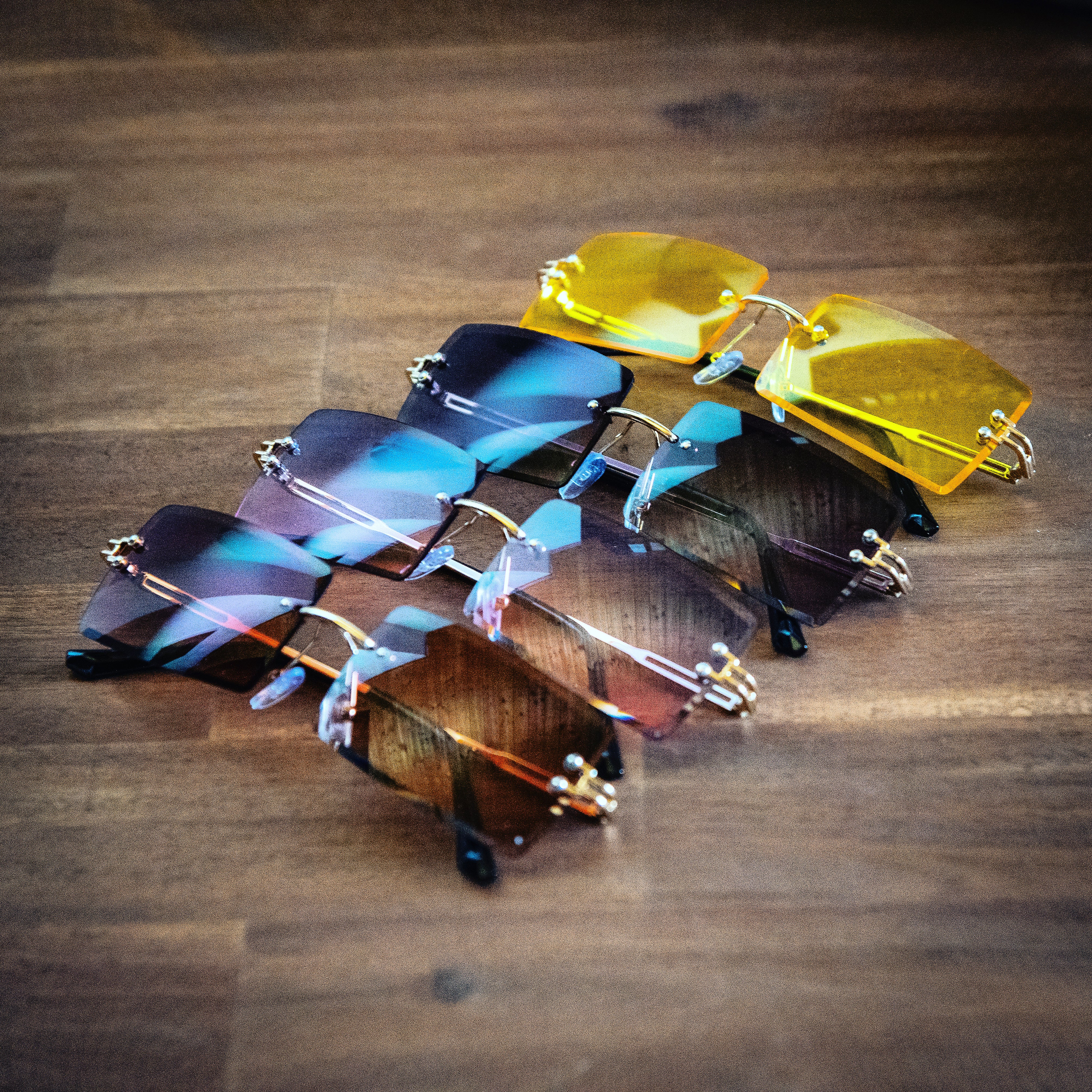 "Retro-Sonnenbrille mit runden Gläsern und dünnem Metallrahmen - ein zeitloses Statement für ein lässiges Outfit" "Schwarze Cat-Eye Sonnenbrille im Retro-Stil - ein feminines Accessoire mit einem Hauch von Glamour" "Retro-Sonnenbrille mit buntem Rahmen und verspiegelten Gläsern - ein lebendiges Statement für Ihren Look" "Braune Wayfarer Sonnenbrille mit Holzoptik - ein klassisches Accessoire mit einem Hauch von Natürlichkeit"