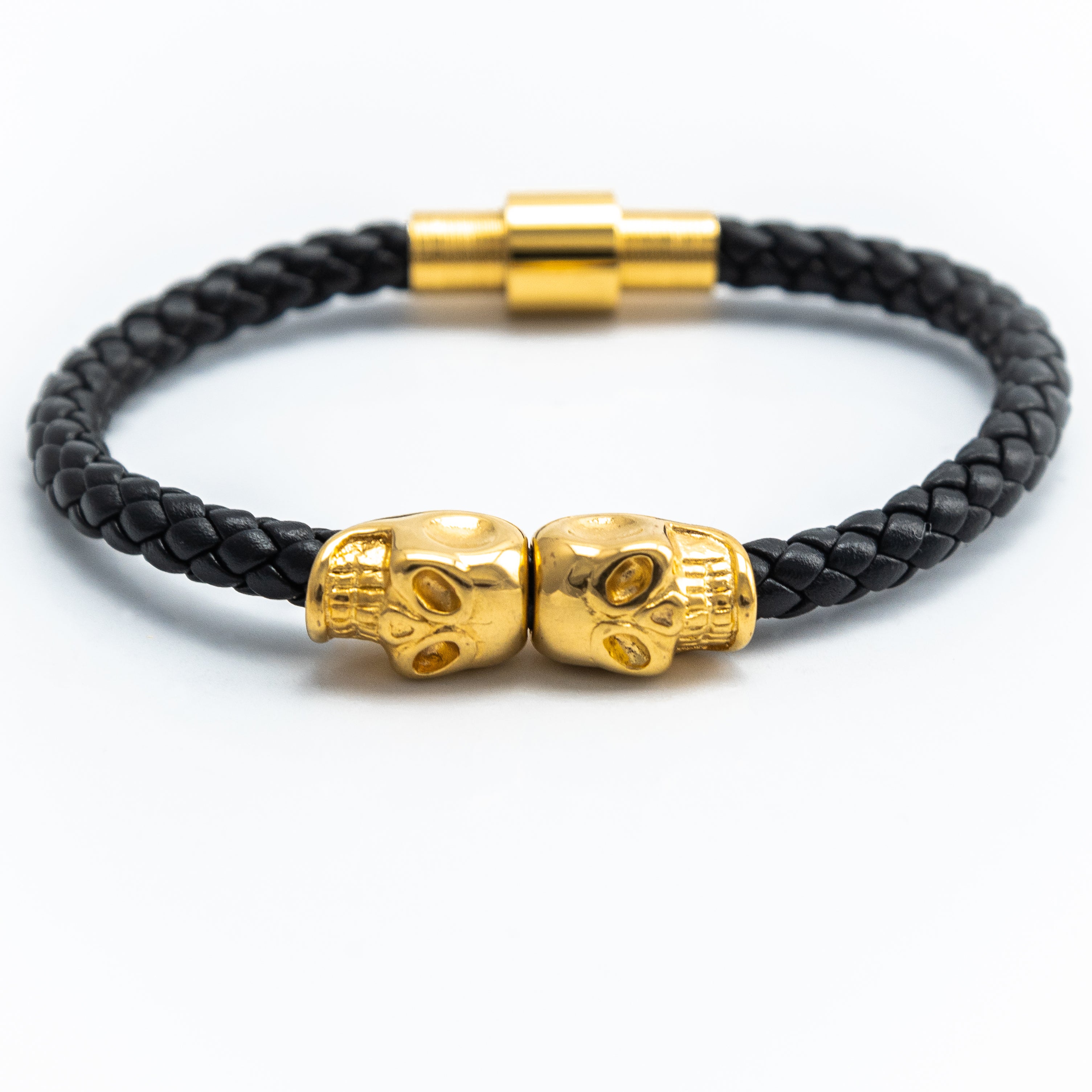Goldenes Totenkopf-Armband aus hochwertigem Leder und Edelstahl - ein markantes Statement für rebellischen Stil" "Edles Totenkopf-Armband in Gold mit detailreichem Design aus Leder und Edelstahl - ein zeitloses Accessoire für mutige Fashionistas" "Goldfarbenes Totenkopf-Armband mit robustem Lederband und Edelstahlverschluss - ein Must-have für Rocker und Biker"