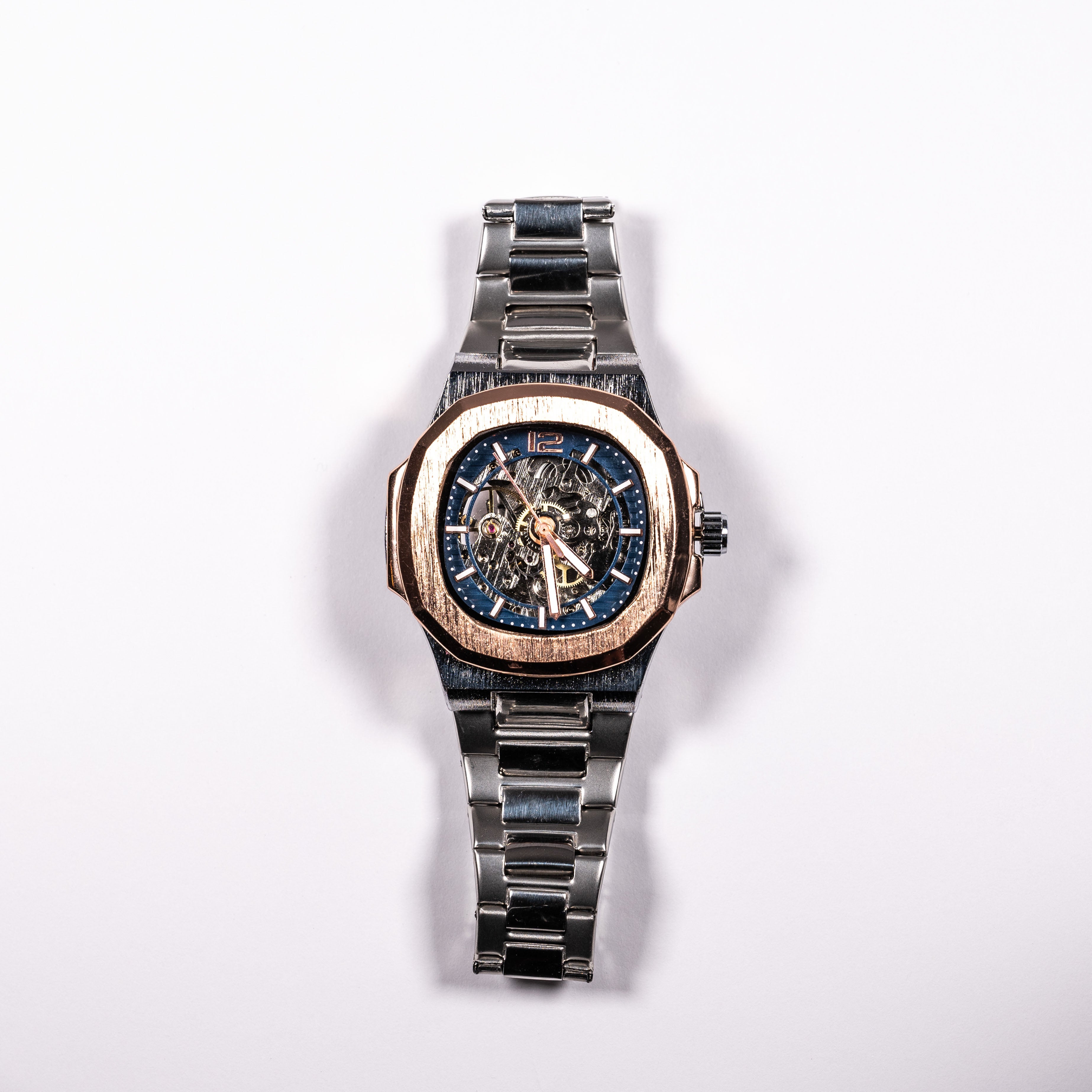 Uhr, Skeletiert, Automatik, Patek, Gold, Silber, Armband, Uhr, Foto, Hintergrund ,: Japanisches importiertes automatisches analoges Uhrwerk, Uhrwerk bietet präzise Zeitmessung und minimale Wartung für eine zuverlässige und sorgenfreie Zeitmessung. Automatisches Uhrwerk bedeutet, dass es Ihr Antrieb ist, der unsere Uhren mit Strom versorgt. Kinetische Energie wird aus Ihren Aktivitäten genutzt und verwendet, um das mechanische Uhrwerk zu versorgen. Mit einer Gangreserve von bis zu