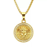 "Versace Medusa Kette in Gold: Ein strahlendes Symbol für Luxus und Stil" "Goldene Medusa Versace Kette: Klassische Eleganz mit modernem Flair" "Versace Medusa Kette: Goldglanz trifft auf zeitlose Schönheit" "Goldene Medusa Versace Kette: Ein Hauch von Glamour für jedes Outfit" "Versace Medusa Kette: Exquisite Handwerkskunst in edlem Gold" "Goldene Medusa Versace Kette: Das ultimative Accessoire für Fashion-Enthusiasten" "Versace Medusa Kette in Gold: Ein Statement der Raffinesse und Eleganz