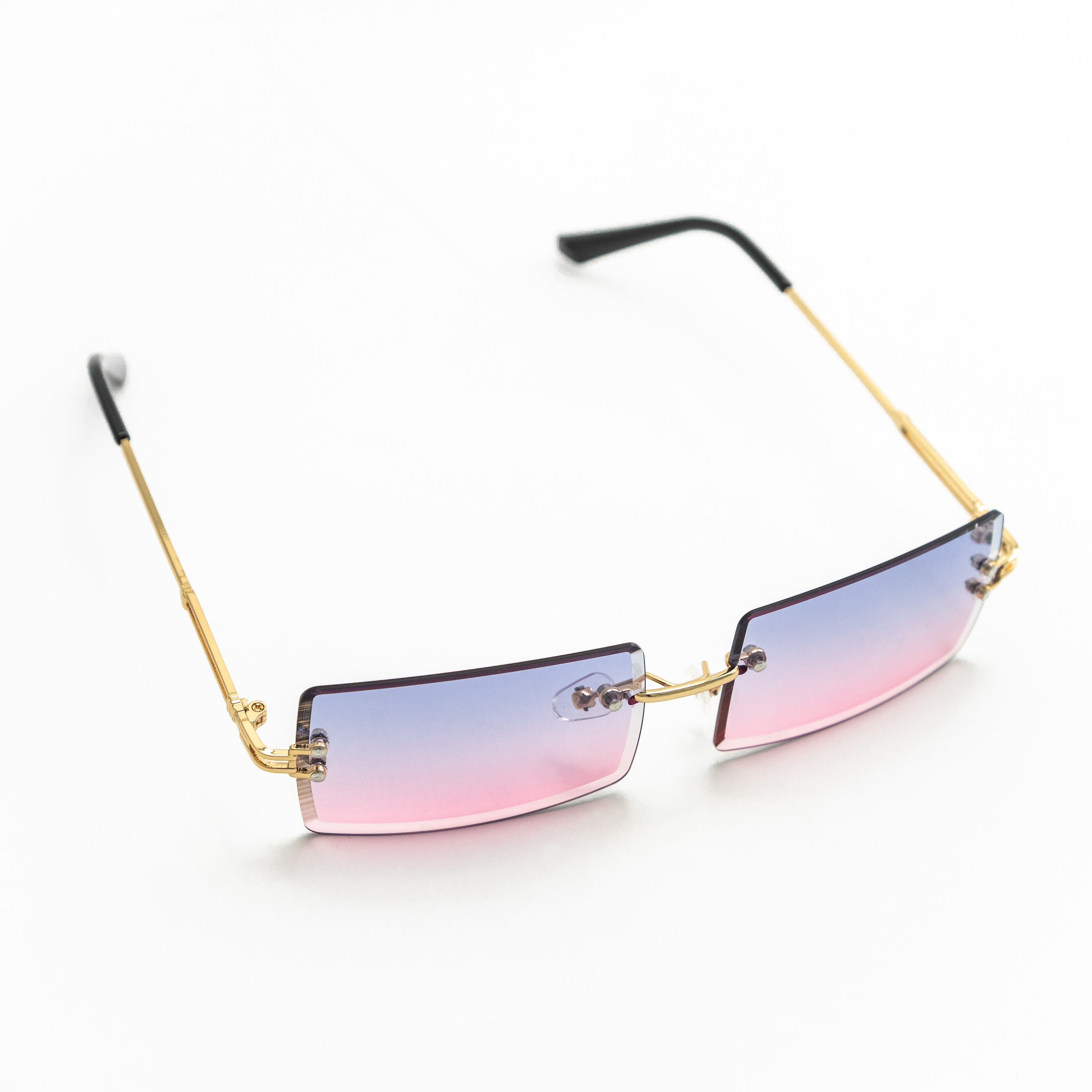 "Rote Aviator Sonnenbrille mit goldenem Rahmen - ein markantes Statement für einen mutigen Look" "Vintage Sonnenbrille mit rundem Rahmen und blauen Gläsern - ein cooler Retro-Look für den Sommer" "Retro-Sonnenbrille mit transparentem Rahmen und goldfarbenen Akzenten - ein elegantes Accessoire für jeden Tag" "Schwarze Clubmaster Sonnenbrille mit goldfarbenem Obergestell - ein zeitloses Stück für stilbewusste Damen und Herren"